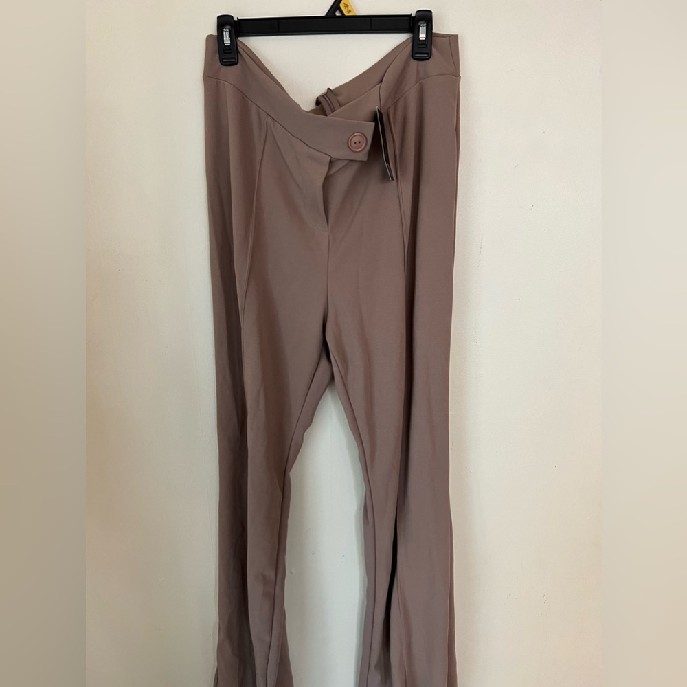 Women’s Khaki Slacks ny Fashion nova.com, NWT B9